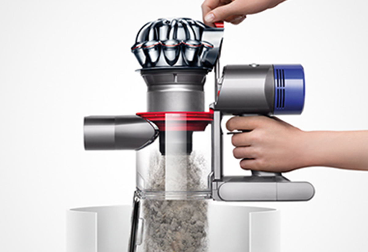 Απεικονίζεται άδειασμα του κάδου.